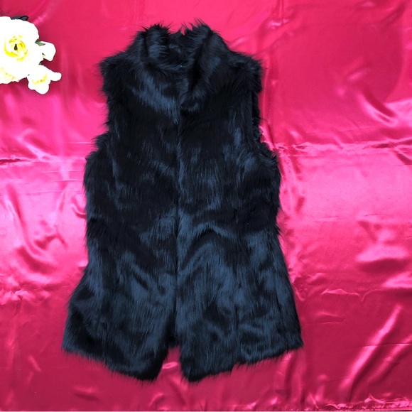 ⭐️NEW⭐️White House Black Market (WHBM) Black Faux Fur Vest - Picture 4 of 10